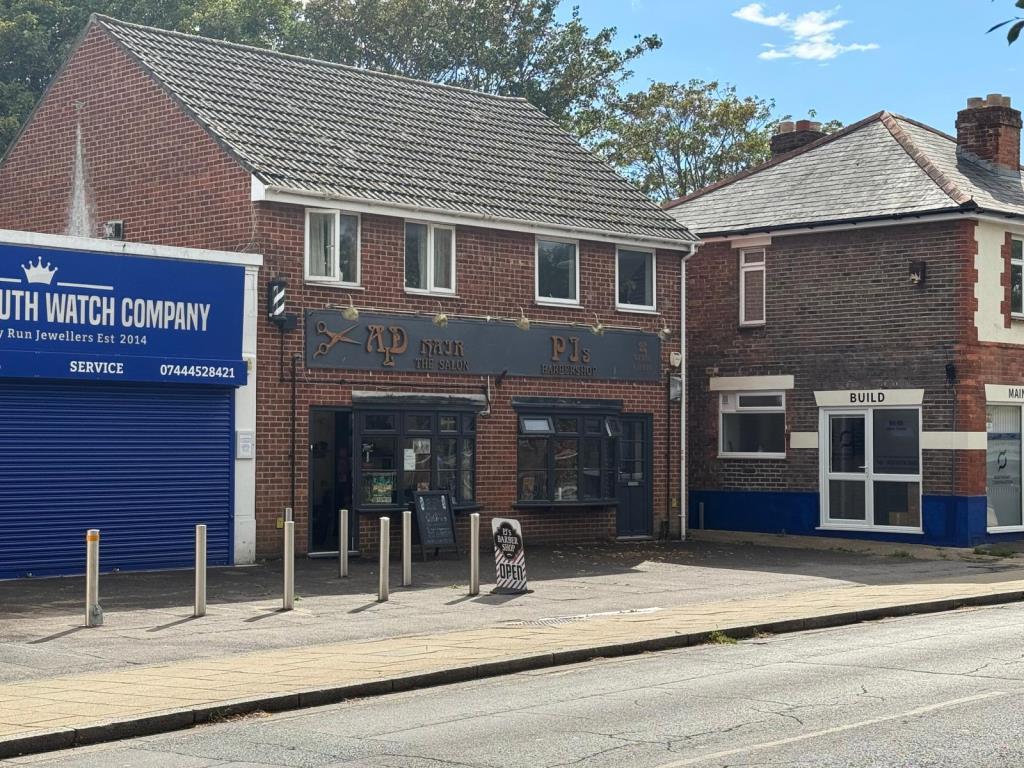 Lot: 3 - FREEHOLD GROUND RENT WITH LEASEHOLD COMMERCIAL UNIT - Alternative view of the front of the building